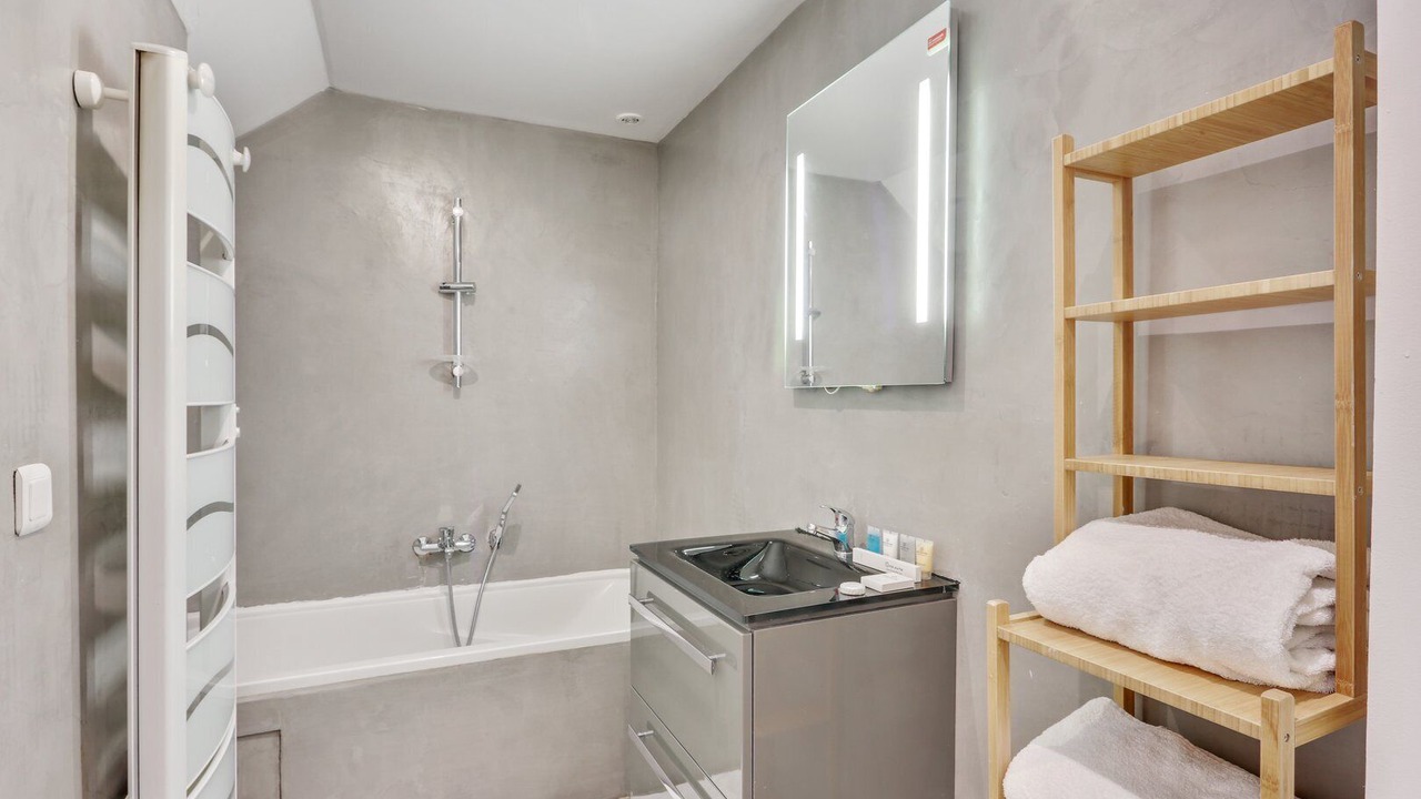 Photo of Bathroom in Quartier de la Folie-Mericourt