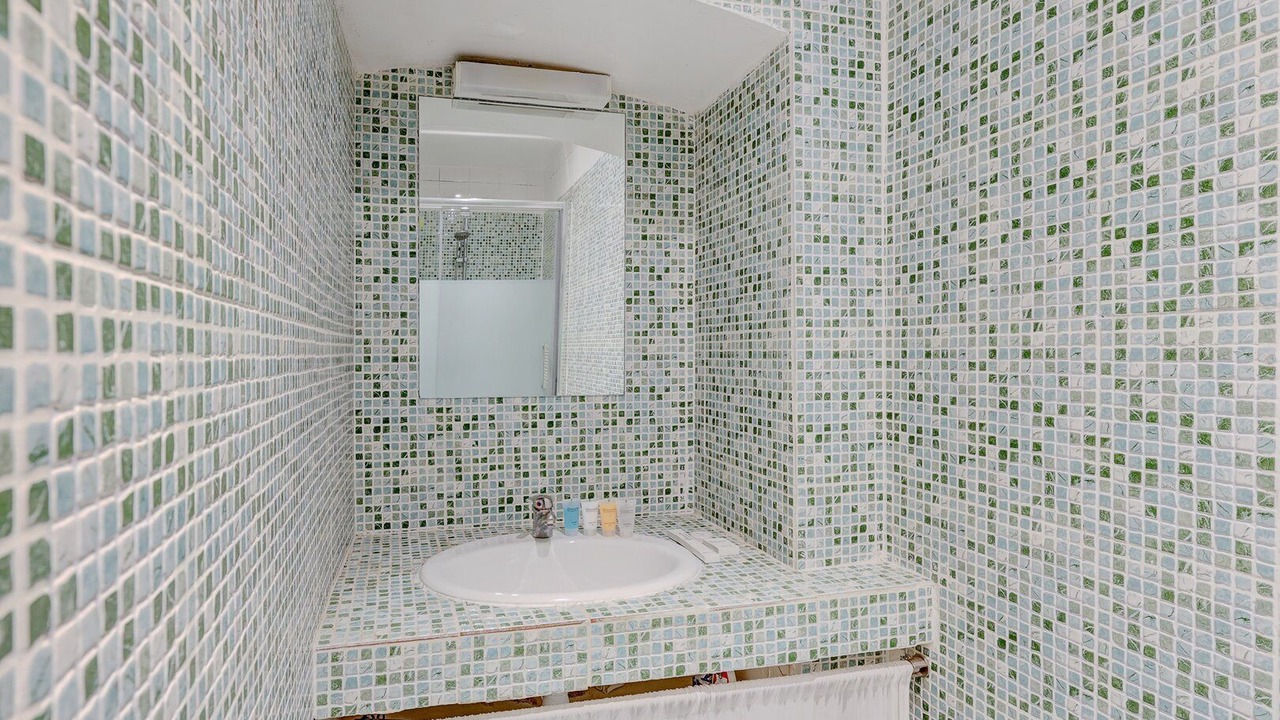 Photo of Bathroom in Quartier de la Folie-Mericourt