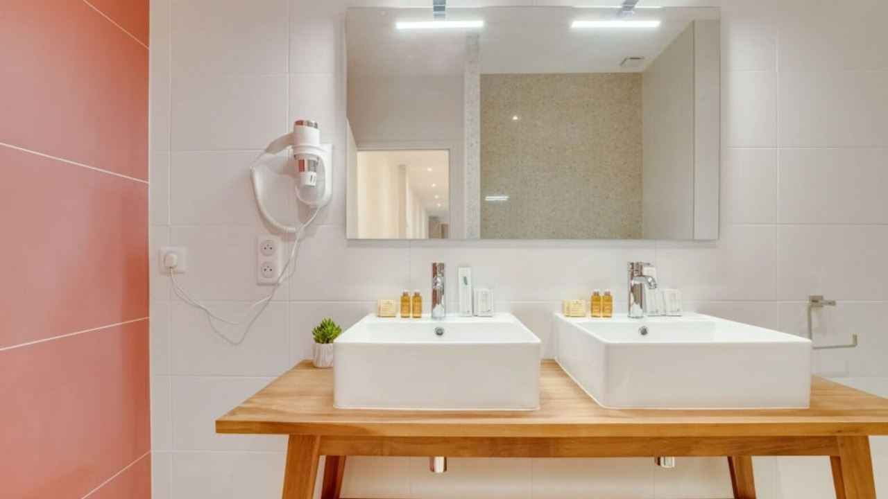 Photo of Bathroom in Quartier de la Folie-Mericourt