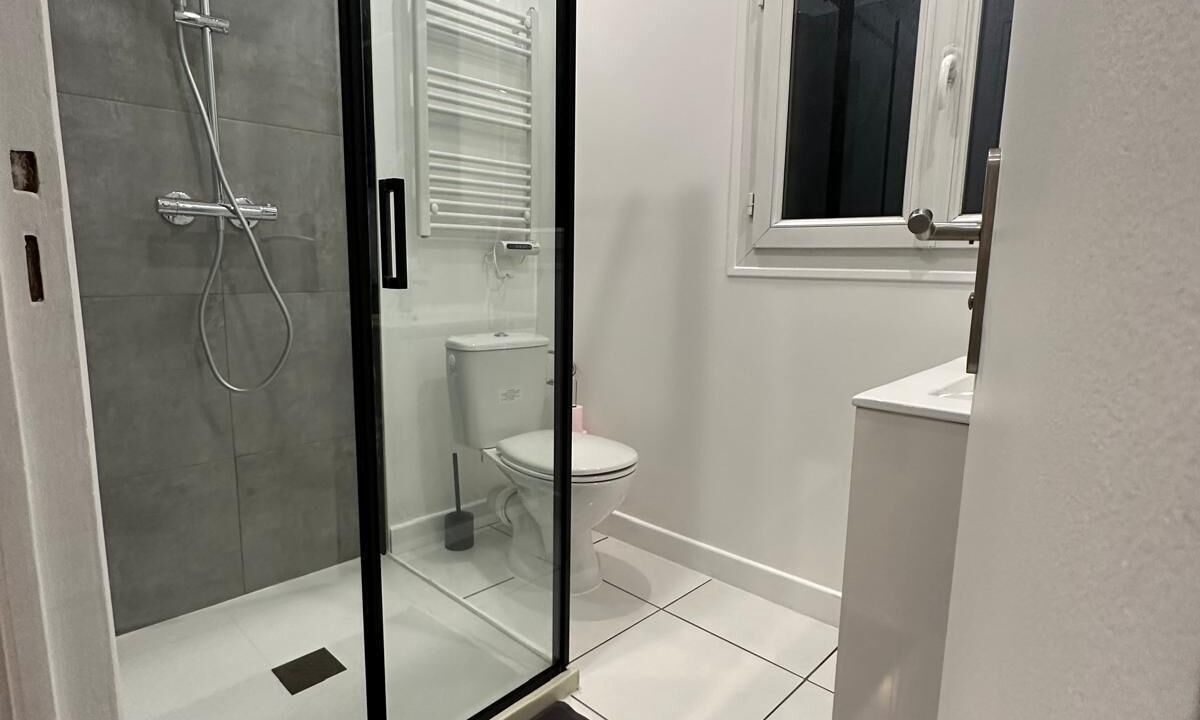Photo of Bathroom in Les Pavillons-sous-Bois