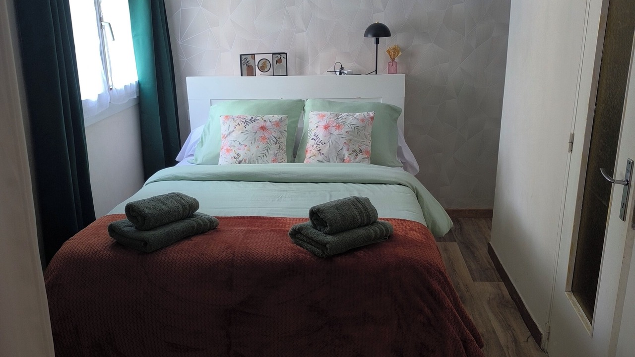 Photo of Bedroom in Stains