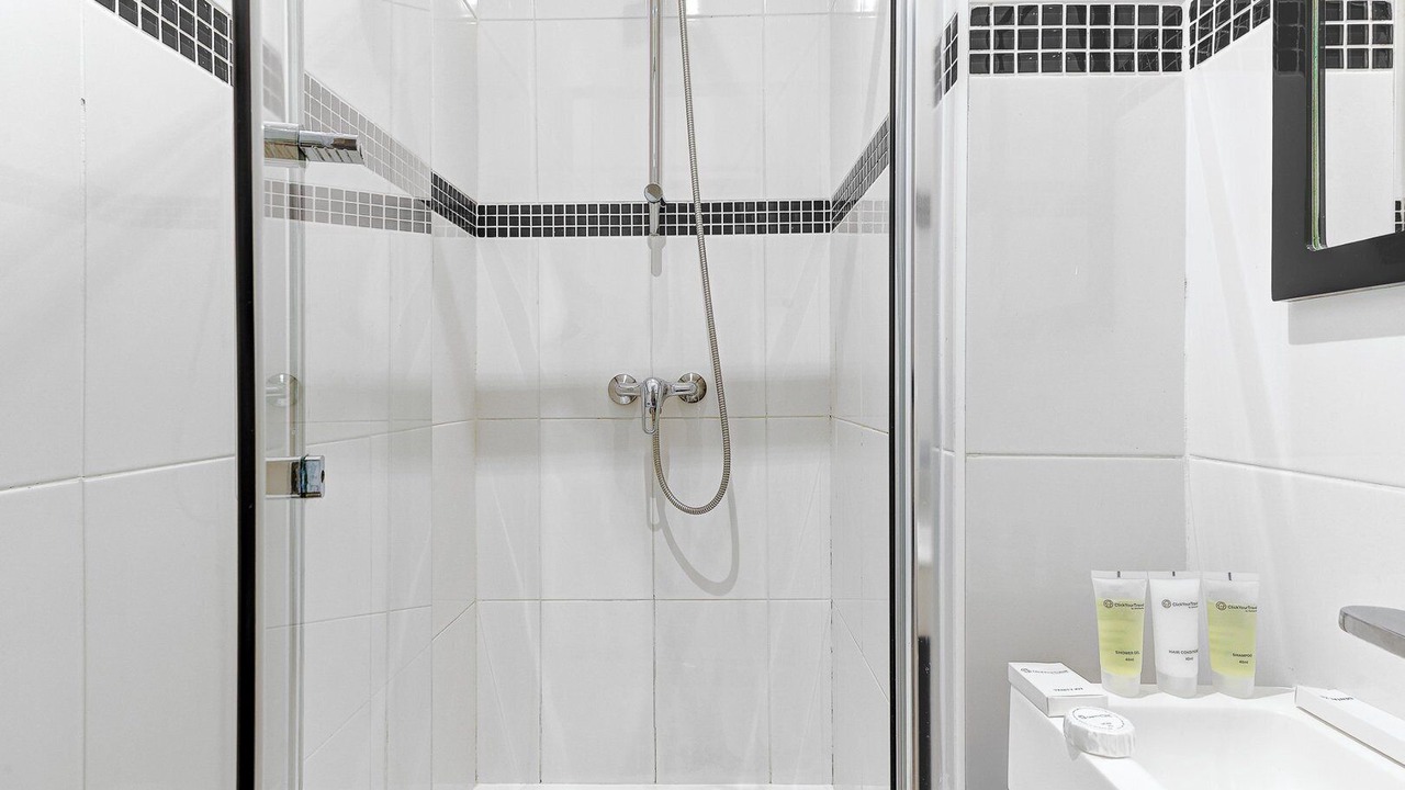 Photo of Bathroom in Quartier de la Folie-Mericourt