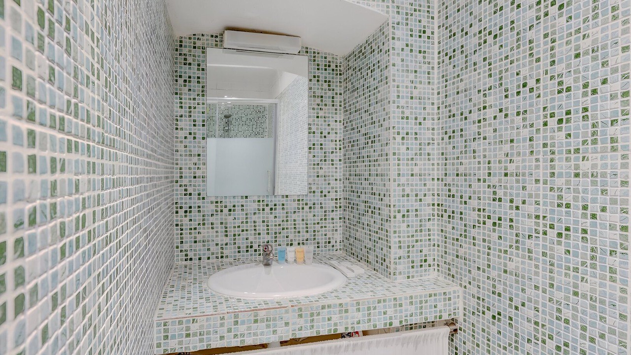 Photo of Bathroom in Quartier de la Folie-Mericourt