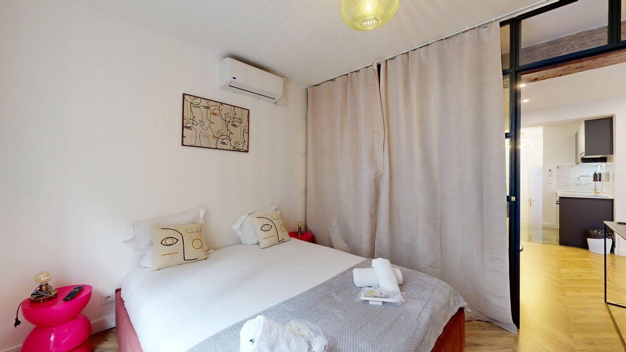 Photo of Bedroom in Arts-et-Metiers