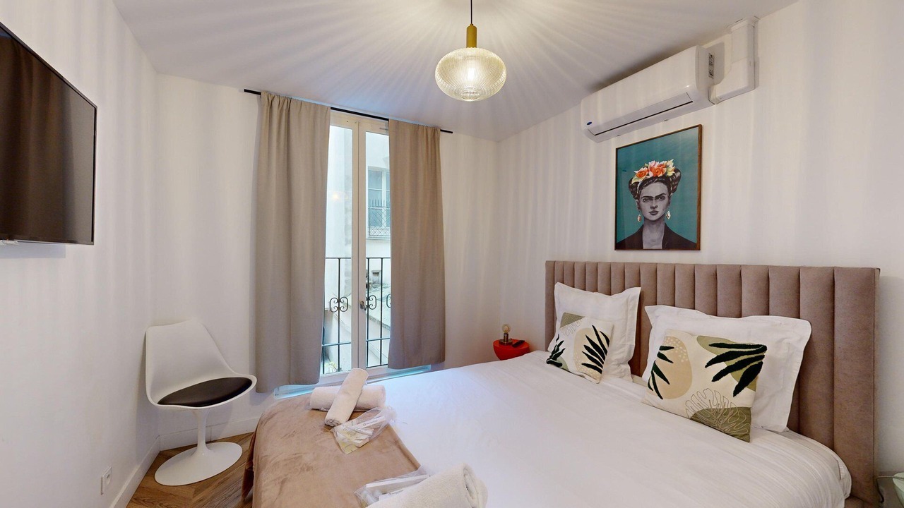 Photo of Bedroom in Arts-et-Metiers