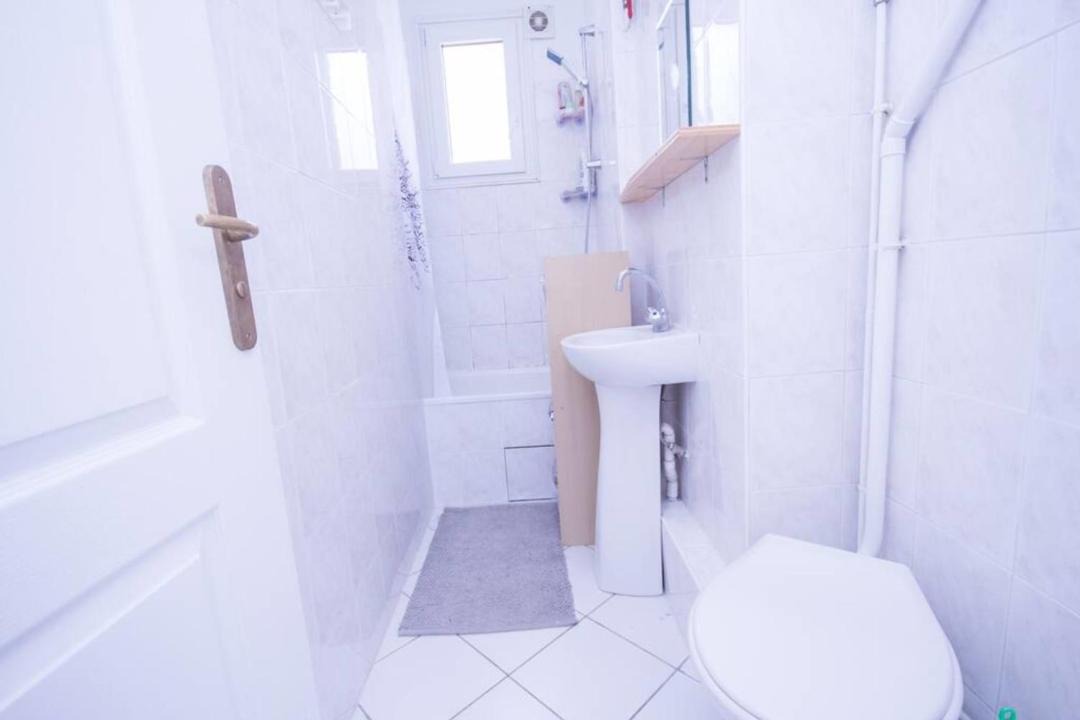 Photo of Bathroom in Combat