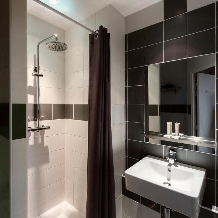 Photo of Bathroom in Quartier de la Folie-Mericourt