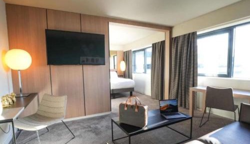 Junior King Suite with Lounge