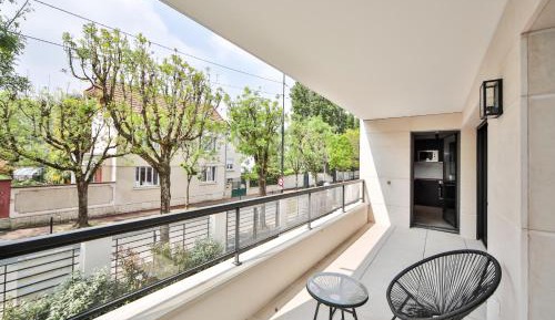 Three-Bedroom Apartment with Balcony