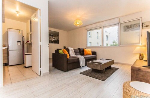 Saint-Denis Apartment | Chic apart with bar in Paris
