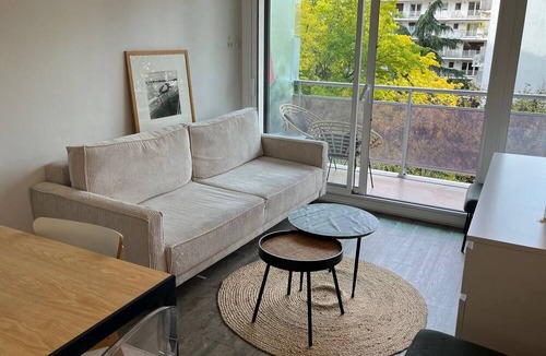 Saint-Lambert Apartment | Small nest with view of the Eiffel Tower